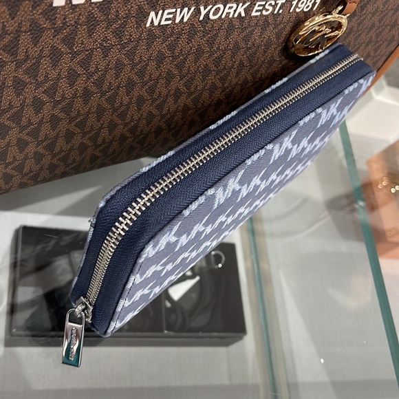 Michael Kors Men’s Women’s Cooper Tech Zip Around Continental Wallet
Navy
NWT - Picture 5 of 16